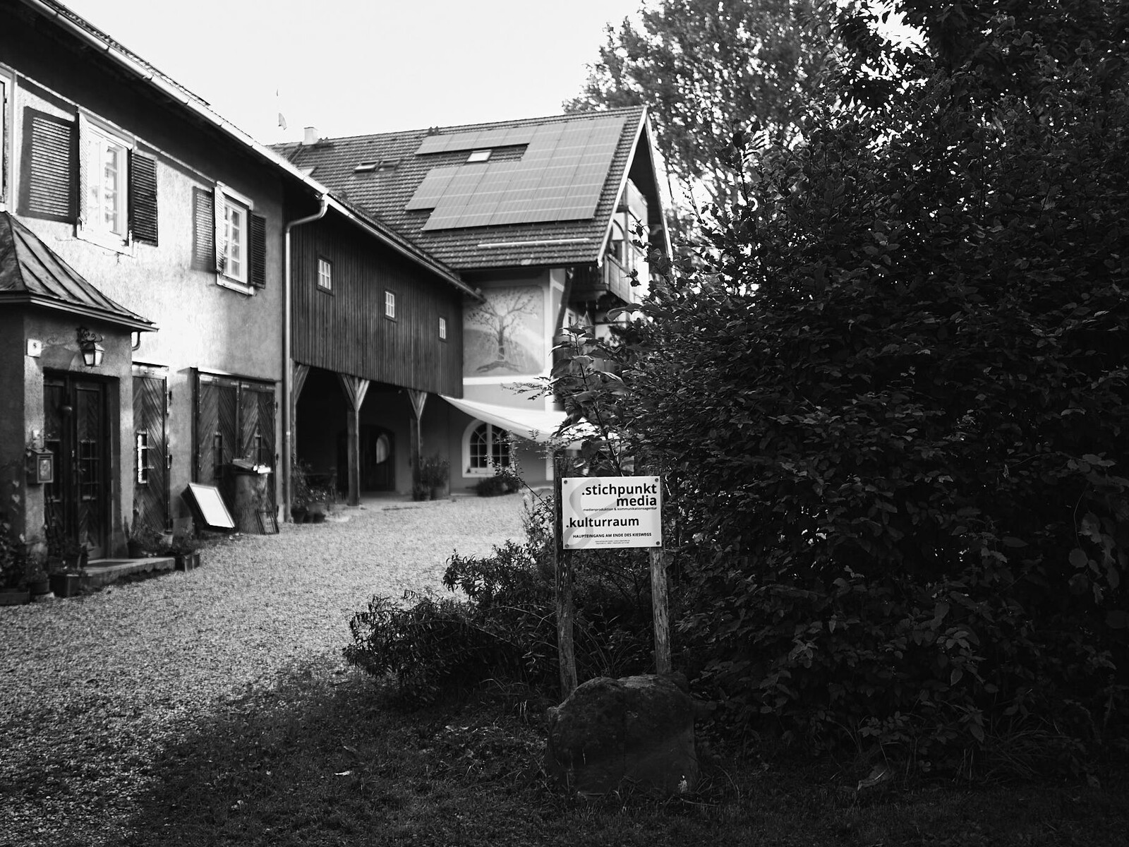Der Hof mit dem Schild .stichpunkt media und .kulturraum
